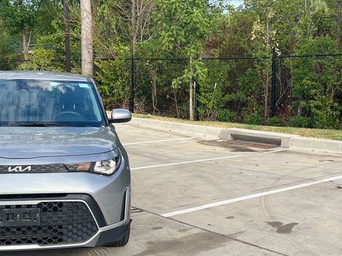 Used 2025 Kia Soul LX w/ LX Technology Package FWD image 3