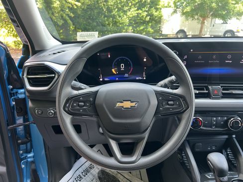 Used 2025 Chevrolet TrailBlazer LT w/ Driver Confidence Package FWD image 19