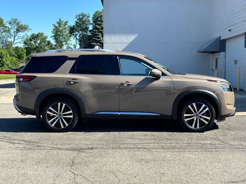 Used 2025 Nissan Pathfinder Platinum AWD/4WD image 2