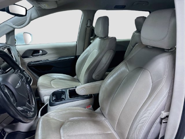 Used 2021 Chrysler Pacifica Touring-L FWD image 13