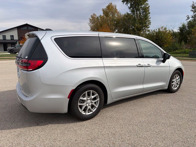 Used 2026 Chrysler Pacifica Select FWD image 3