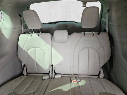 Used 2017 Chrysler Pacifica Touring-L w/ Tire & Wheel Group image 21