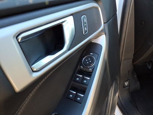 Used 2022 Ford Explorer XLT image 15