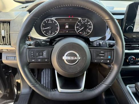 Used 2025 Nissan Pathfinder SL FWD image 14