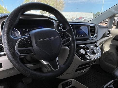 Used 2021 Chrysler Voyager Lxi image 9
