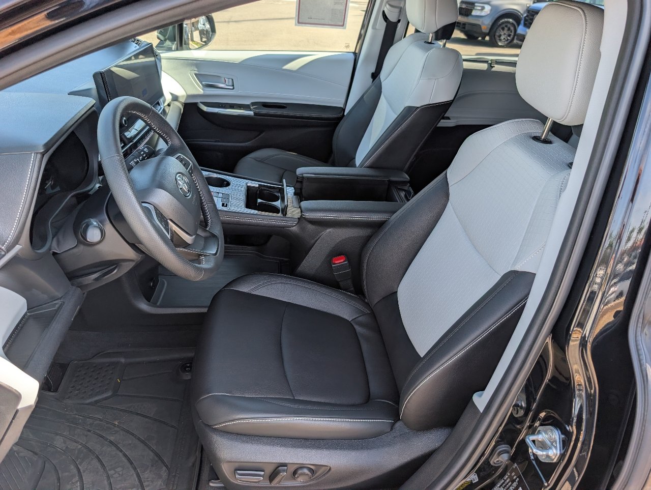 Used 2026 Toyota Sienna XSE FWD image 2
