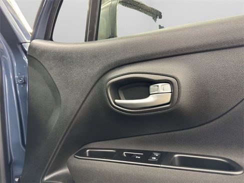 Used 2021 Jeep Renegade Latitude image 17