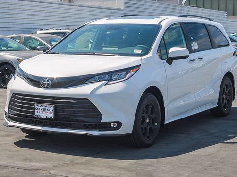 New 2026 Toyota Sienna XLE Woodland Edition AWD/4WD image 3