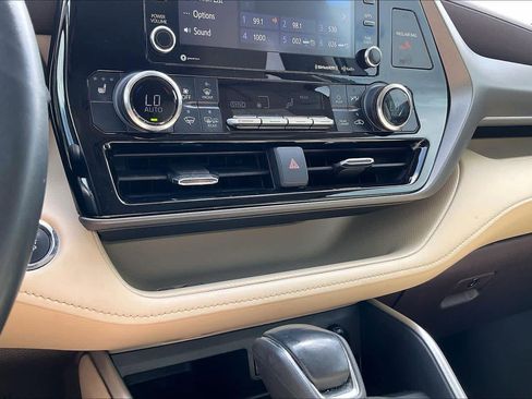 Used 2022 Toyota Highlander XLE FWD image 32