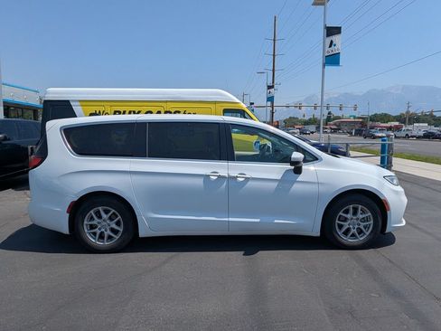 Used 2023 Chrysler Pacifica Touring-L FWD image 2