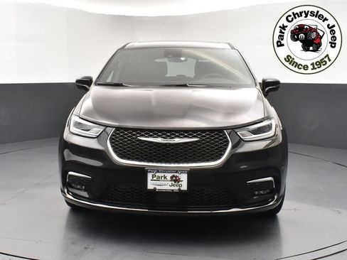Used 2025 Chrysler Pacifica Select AWD/4WD image 2