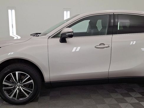 Certified 2023 Toyota Venza LE image 9