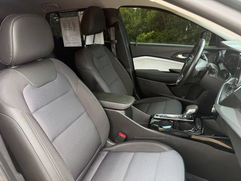 Used 2025 Chevrolet Trax LT w/ Driver Confidence Package FWD image 21