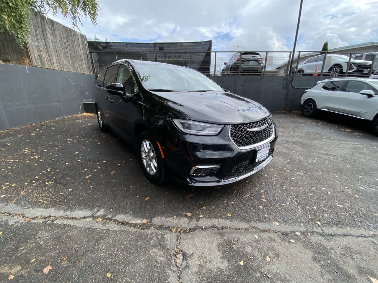 Used 2024 Chrysler Pacifica Touring-L FWD image 8