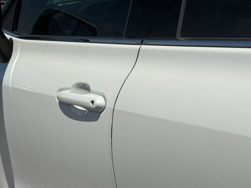 Used 2020 Toyota Highlander LE AWD/4WD image 11