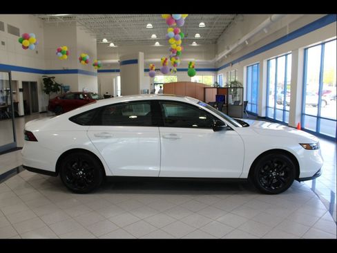 Certified 2025 Honda Accord SE image 4