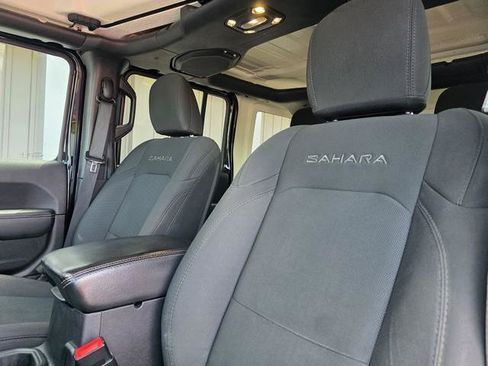 Used 2020 Jeep Wrangler Unlimited Sahara w/ Dual Top Group AWD/4WD image 9