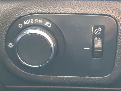 Used 2018 Chevrolet Cruze LS FWD image 25