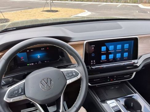 Used 2025 Volkswagen Atlas SE image 6