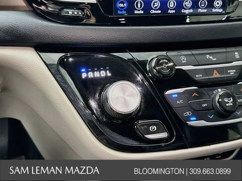 Used 2018 Chrysler Pacifica Touring-L w/ Premium Audio Group FWD image 16