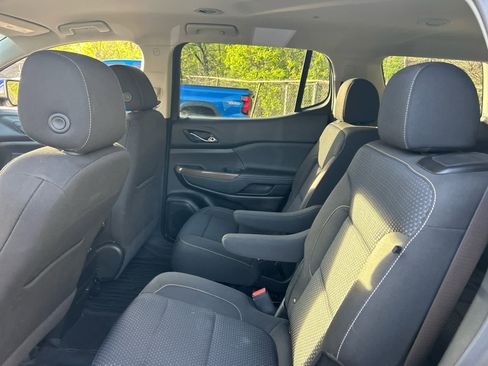 Used 2023 GMC Acadia SLE w/ Driver Convenience Package image 11