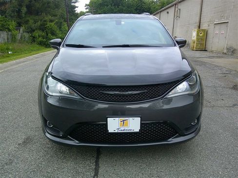 Used 2018 Chrysler Pacifica Touring-L Plus w/ S Appearance Package FWD image 8