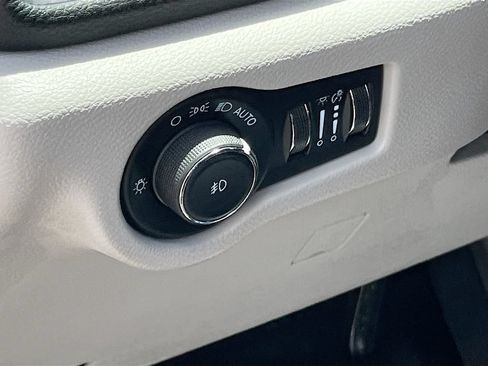 Used 2023 Chrysler Pacifica Limited FWD image 10