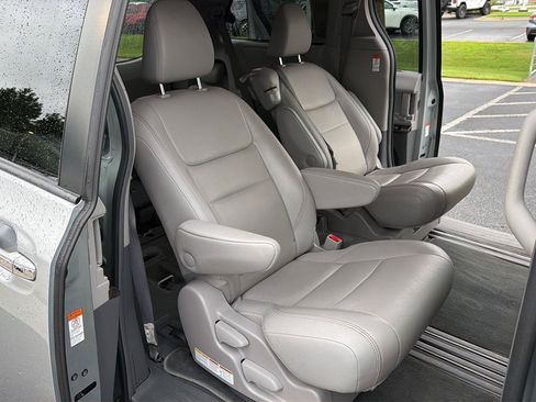 Used 2019 Toyota Sienna XLE Premium FWD image 14