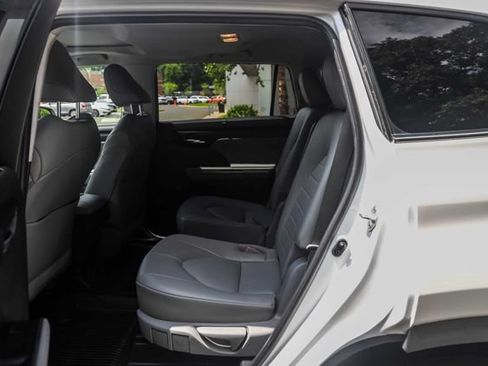 Used 2022 Toyota Highlander XLE AWD/4WD image 20