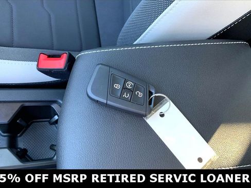 Used 2025 Volkswagen Taos SE w/ Panoramic Sunroof Package image 11