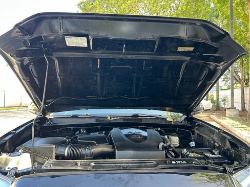 Used 2018 Toyota Tacoma SR5 RWD image 25