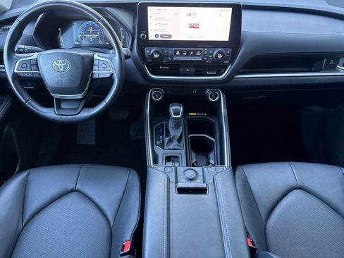 Used 2025 Toyota Grand Highlander AWD image 13