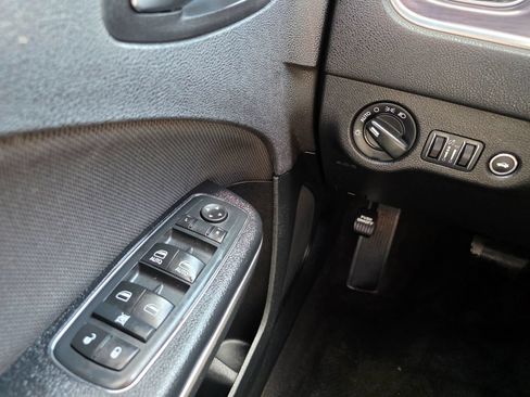 Used 2017 Dodge Charger SE RWD image 19