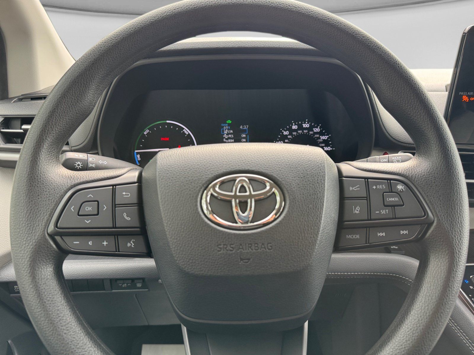 Used 2024 Toyota Sienna LE FWD image 18