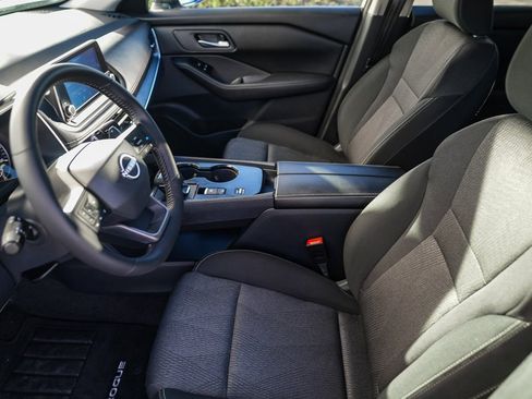 Used 2025 Nissan Rogue SV image 17