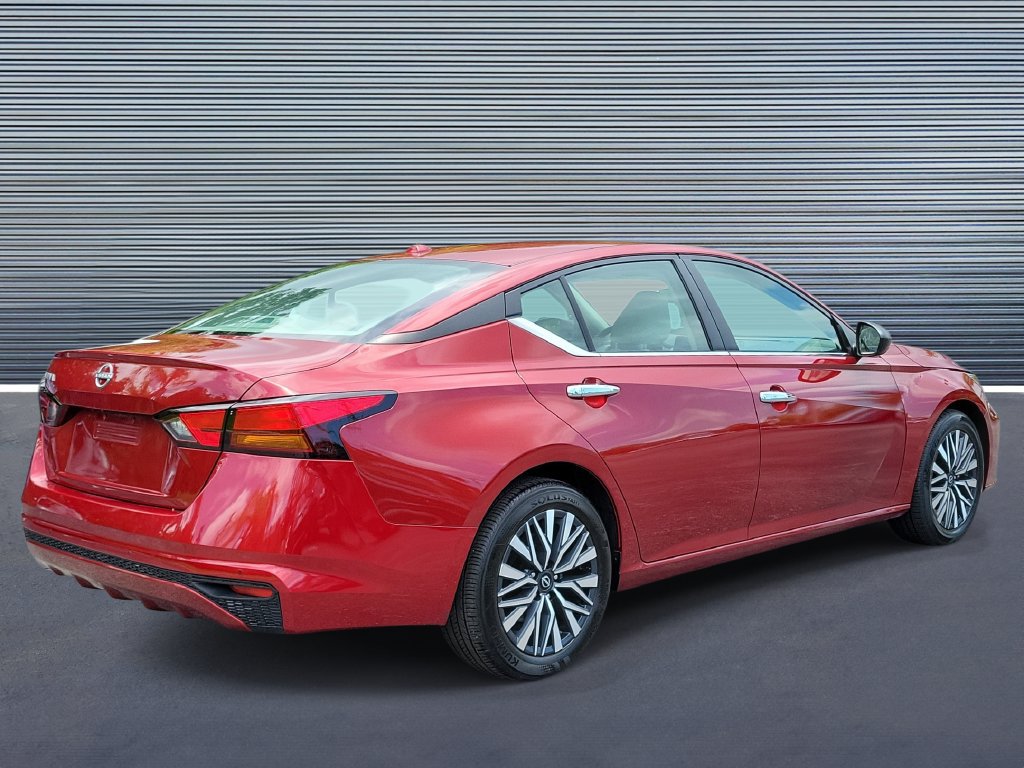 Used 2025 Nissan Altima 2.5 SV FWD image 3