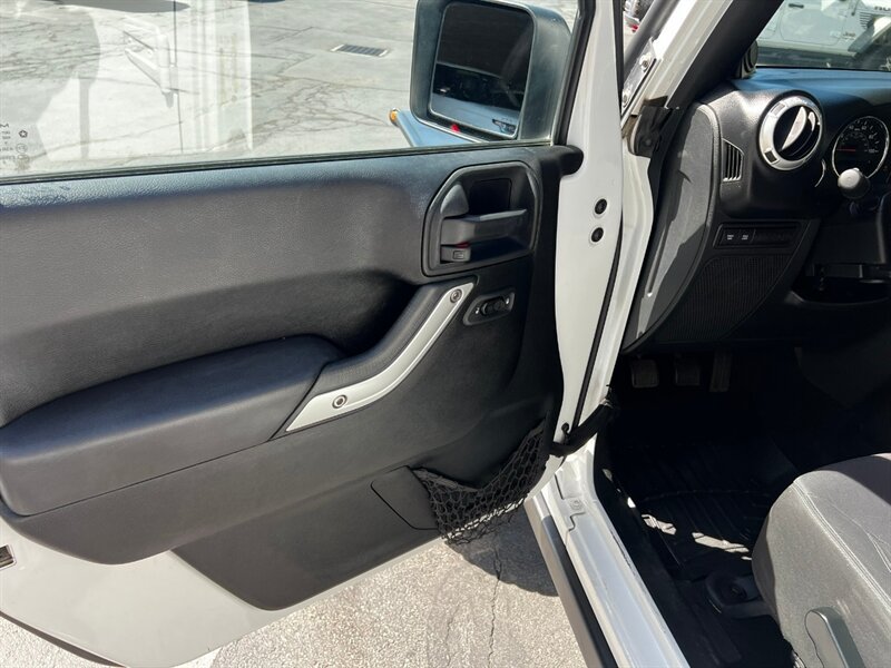 Used 2013 Jeep Wrangler Unlimited Rubicon w/ Connectivity Group AWD/4WD image 20
