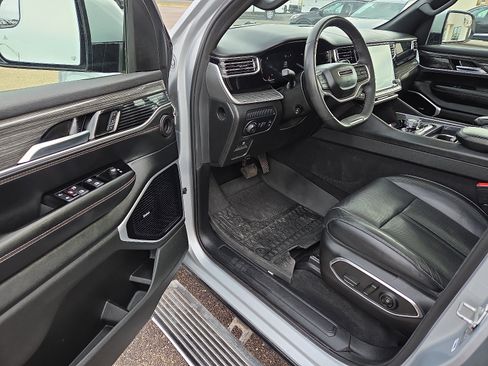 Used 2022 Jeep Wagoneer Series III w/ Premium Group I AWD/4WD image 12