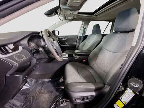 Used 2022 Toyota RAV4 XLE w/ Convenience Package image 22