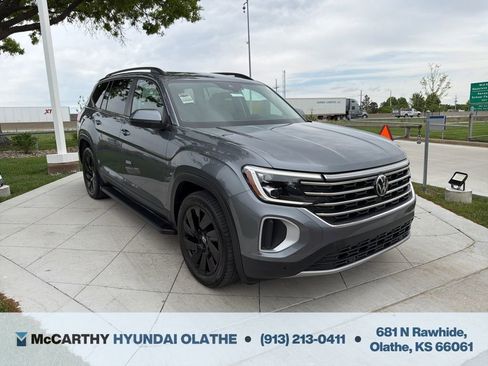 Used 2024 Volkswagen Atlas SE w/ Panoramic Sunroof Package AWD/4WD image 2