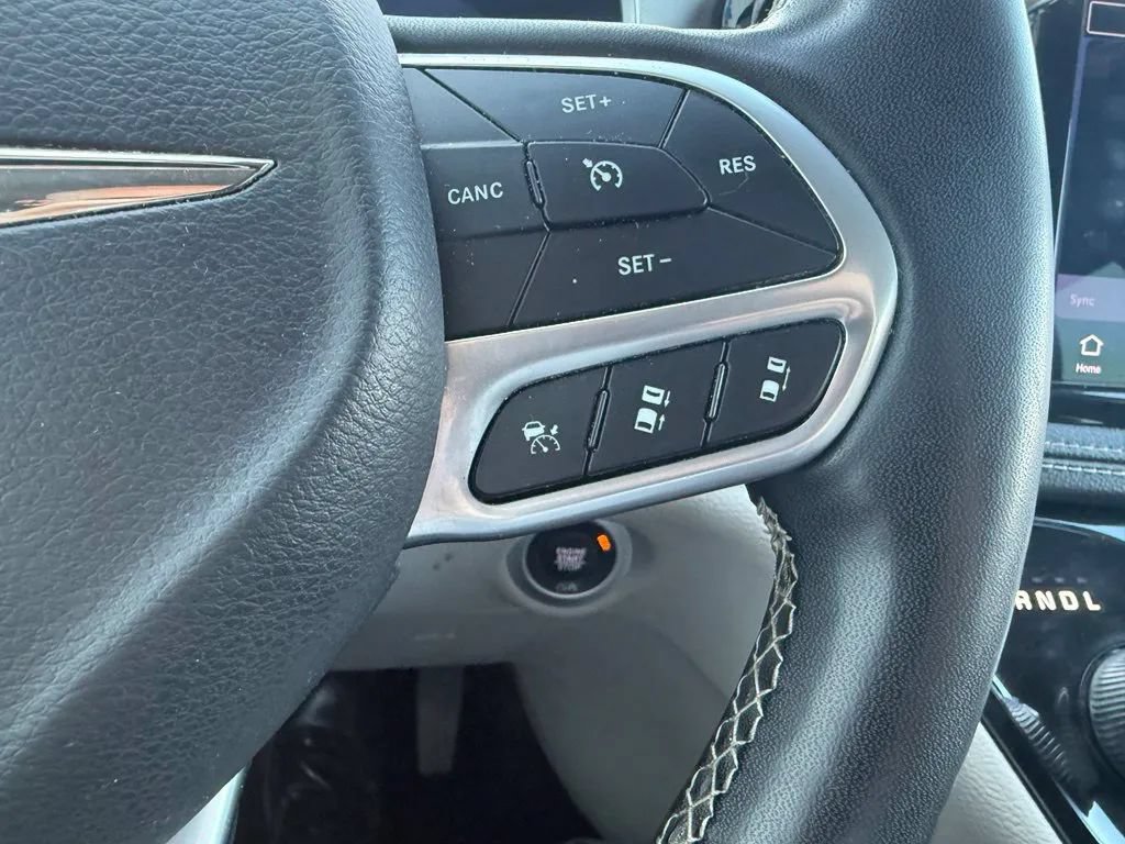 Used 2024 Chrysler Pacifica Touring-L FWD image 21