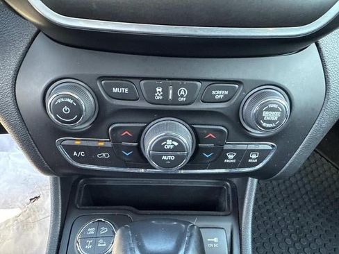 Used 2021 Jeep Cherokee Trailhawk w/ Comfort/Convenience Group AWD/4WD image 26