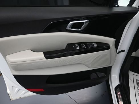 Used 2024 Kia Carnival EX image 10