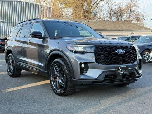Used 2025 Ford Explorer ST-Line w/ ST-Line Street Pack image 3