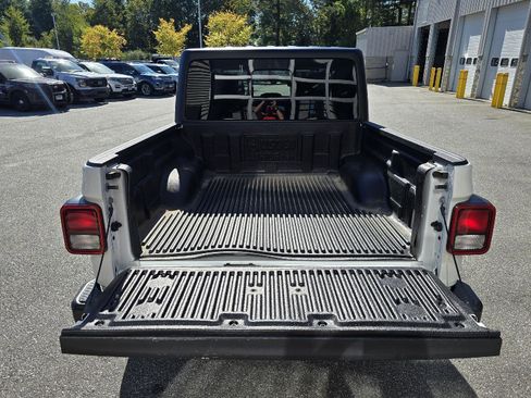 Used 2023 Jeep Gladiator Overland AWD/4WD image 5