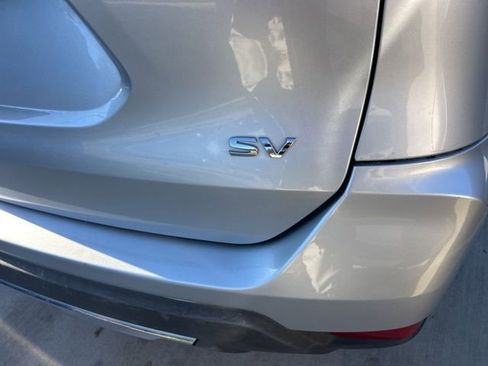 Used 2017 Nissan Rogue SV image 4