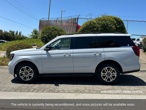 Used 2025 Ford Expedition Active AWD/4WD image 3