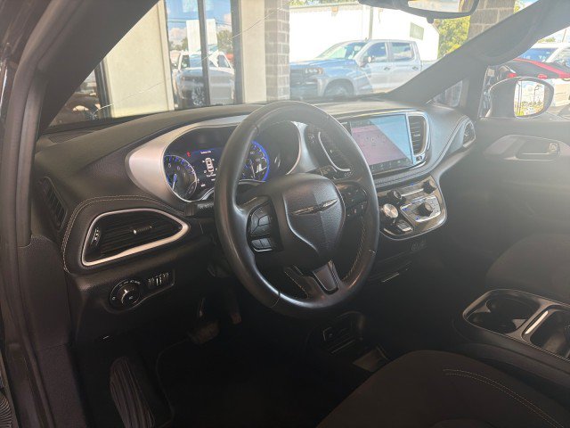 Used 2023 Chrysler Pacifica Touring FWD image 17