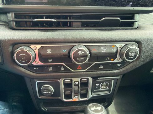 Used 2024 Jeep Wrangler Unlimited Sport AWD/4WD image 18