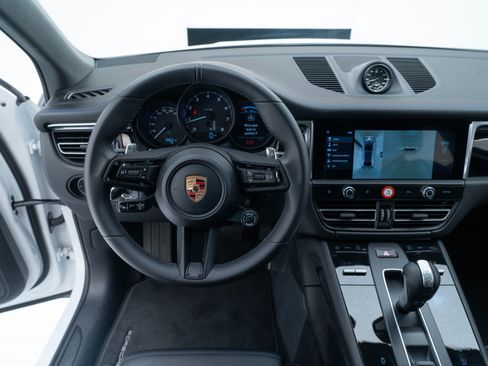 Certified 2026 Porsche Macan AWD/4WD image 33